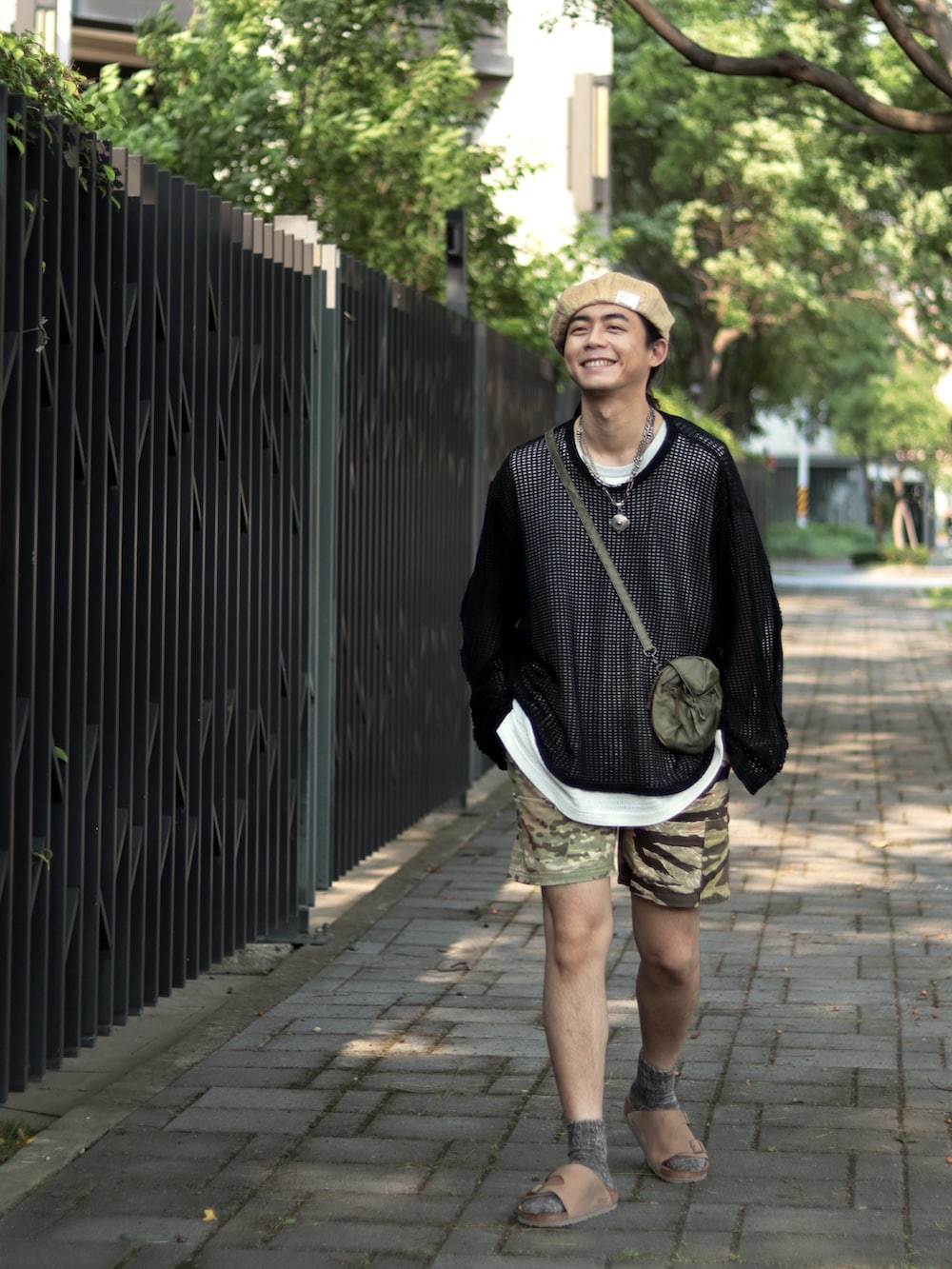 ブラック系のTシャツ/カットソーを着用したメンズの夏コーディネートの3枚目の写真