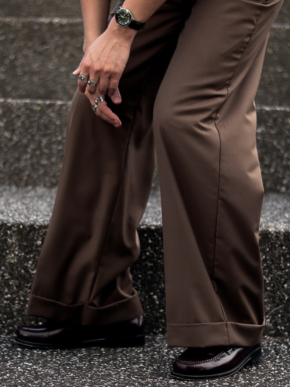 ブラウン系のスラックス、ベージュ系のキャップを着用したメンズの秋コーディネートの2枚目の写真