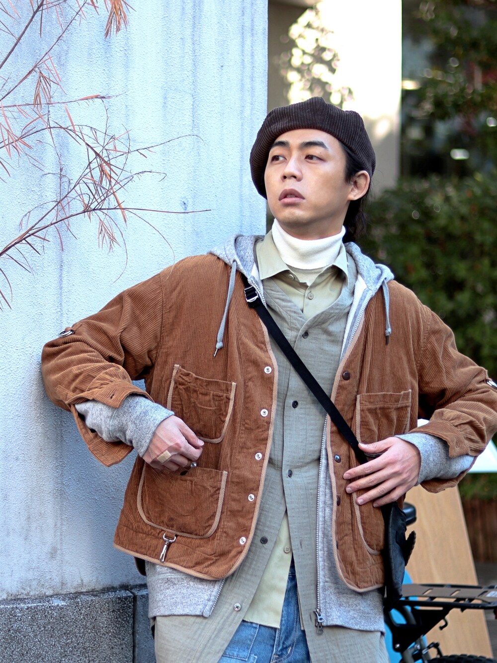 ブラウン系のハンチング/ベレー帽を着用したメンズの夏コーディネートの2枚目の写真