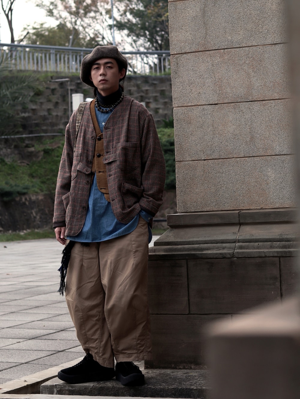 ブラウン系のジャケット/アウターを着用したメンズの冬コーディネートの3枚目の写真