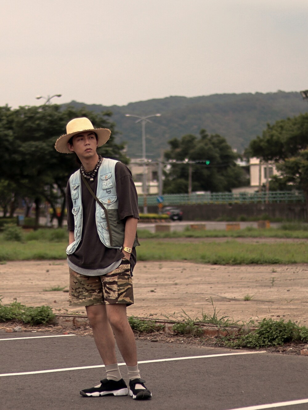 ベージュ系のハットを着用したメンズの夏コーディネートの3枚目の写真