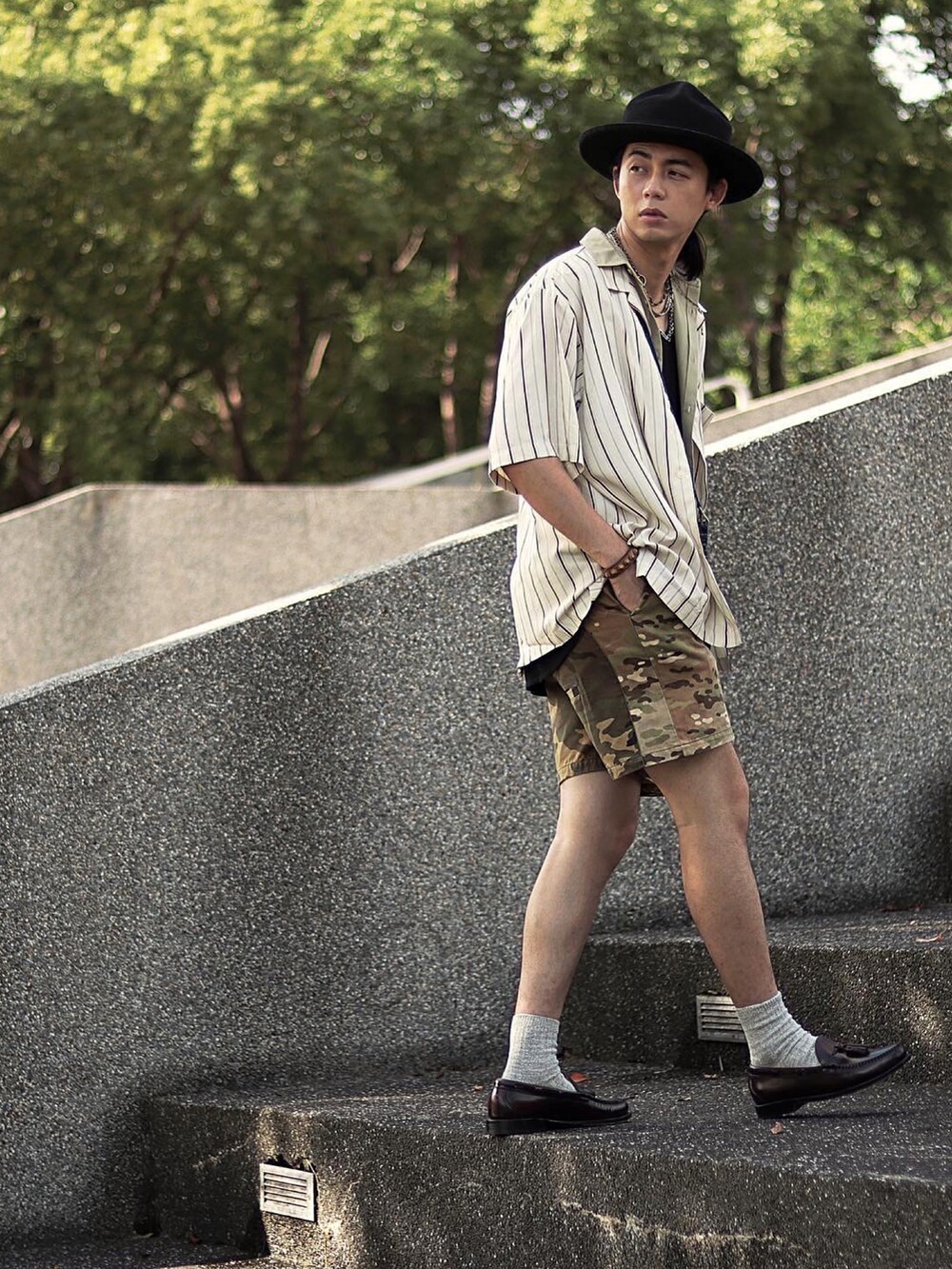 ブラウン系のローファーを着用したメンズの秋コーディネートの3枚目の写真