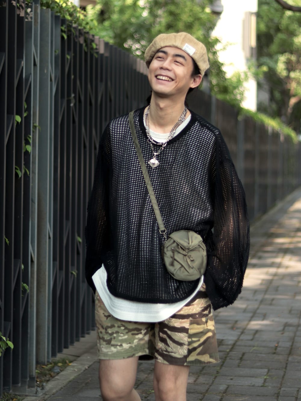 ブラック系のTシャツ/カットソーを着用したメンズの夏コーディネートの4枚目の写真