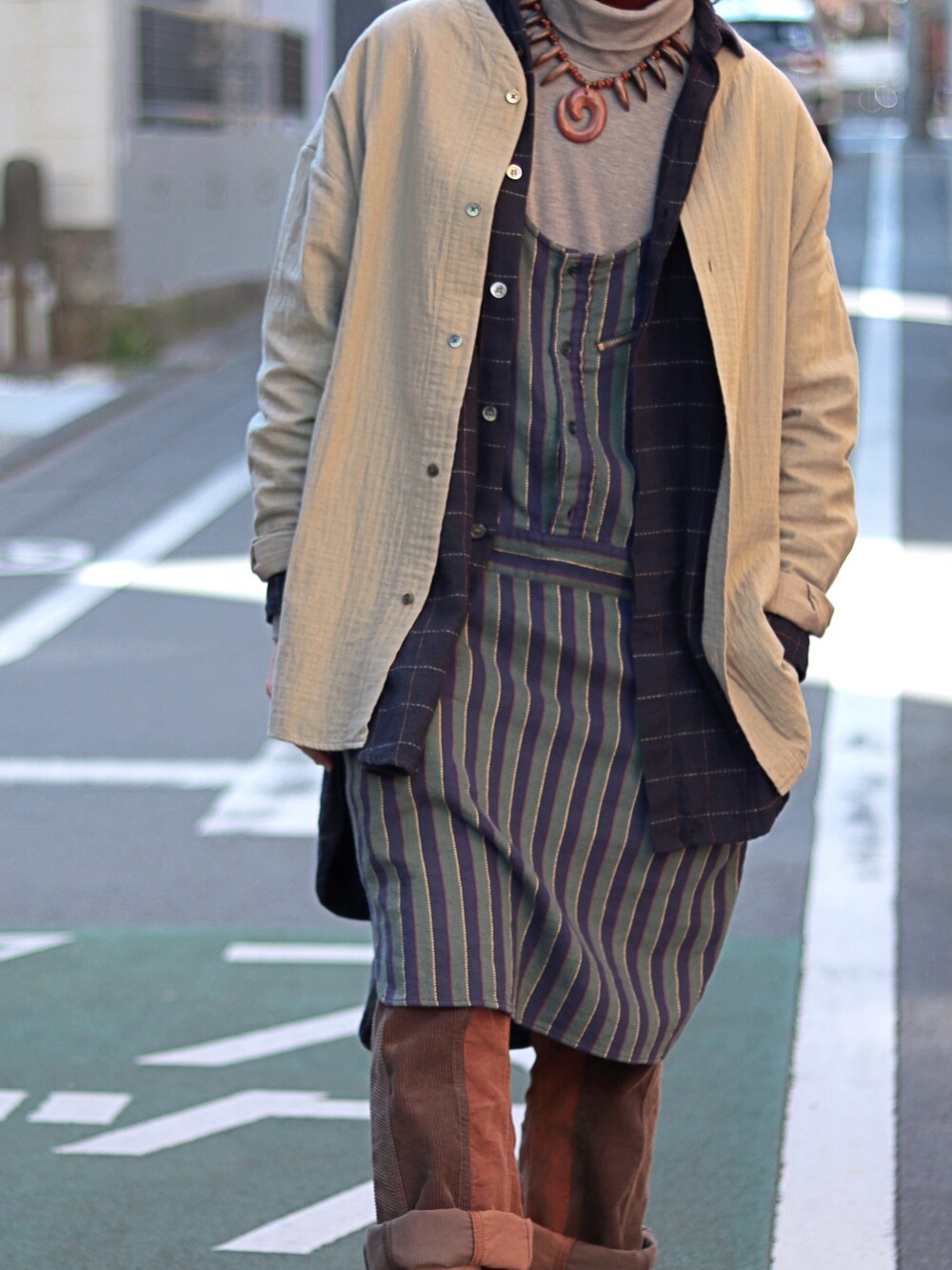 ブラック系のキャップを着用したメンズの夏コーディネートの4枚目の写真