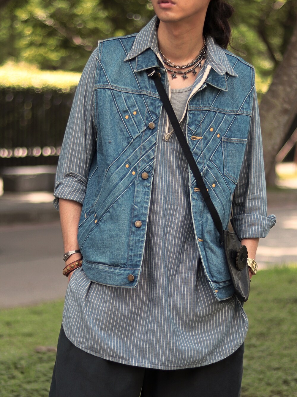 グレー系のハンチング/ベレー帽を着用したメンズの夏コーディネートの3枚目の写真