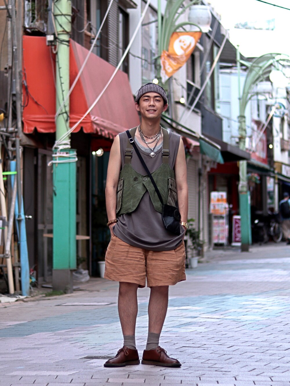 オレンジ系のカーゴパンツを着用したメンズの秋コーディネートの4枚目の写真