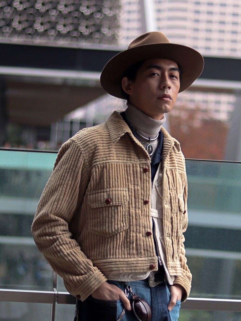 ブルー系のデニムパンツを着用したメンズの冬コーディネートの3枚目の写真