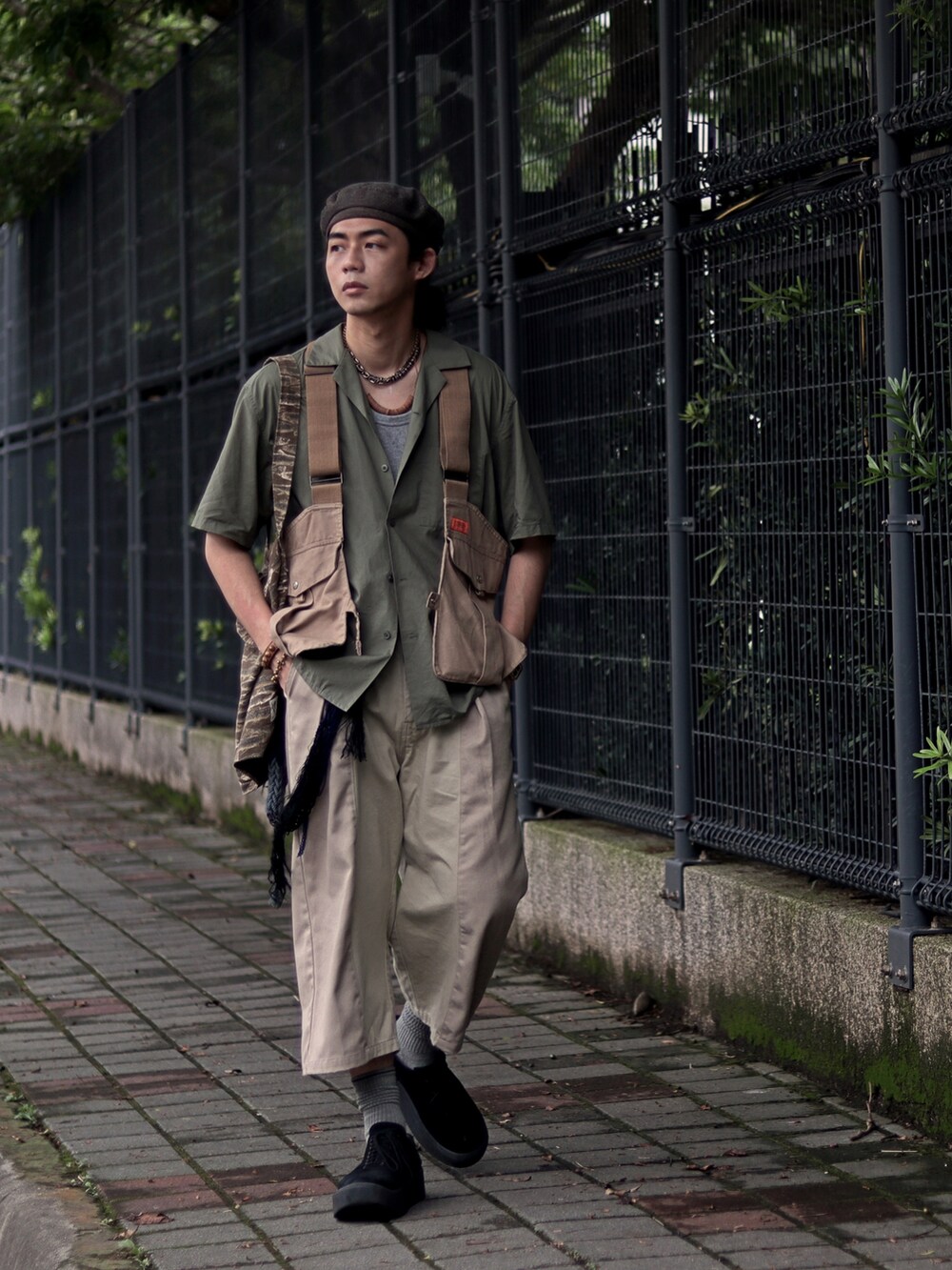 ブラウン系のハンチング/ベレー帽を着用したメンズの夏コーディネートの2枚目の写真