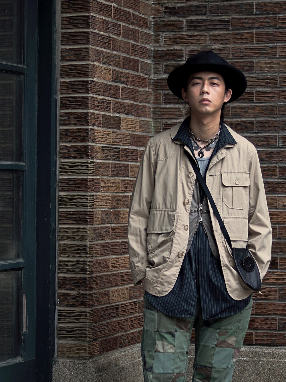 ベージュ系のテーラードジャケットを着用したメンズの春コーディネートの2枚目の写真