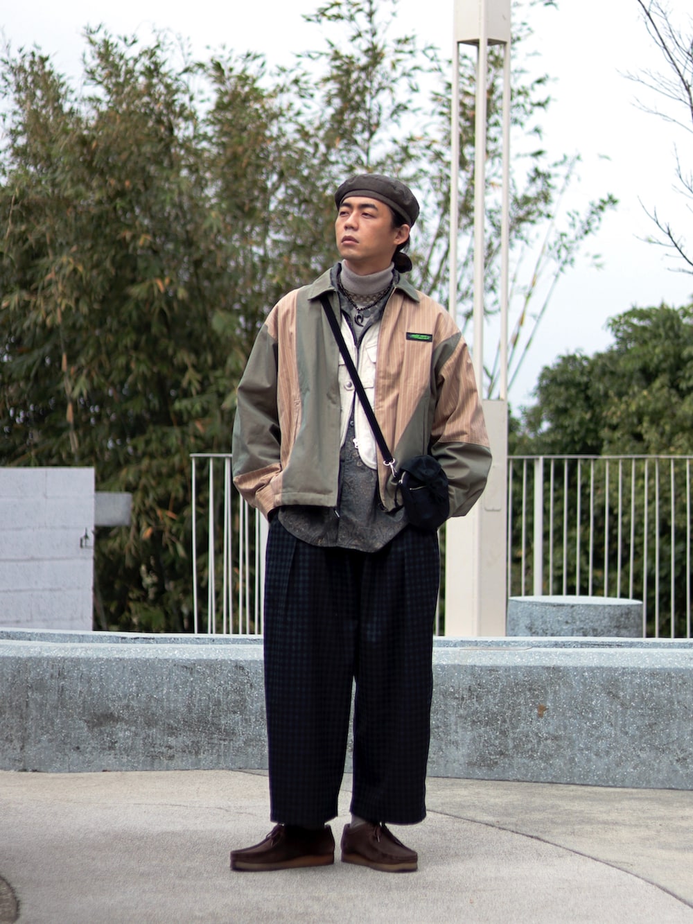 ベージュ系のジャケット/アウターを着用したメンズの春コーディネートの3枚目の写真