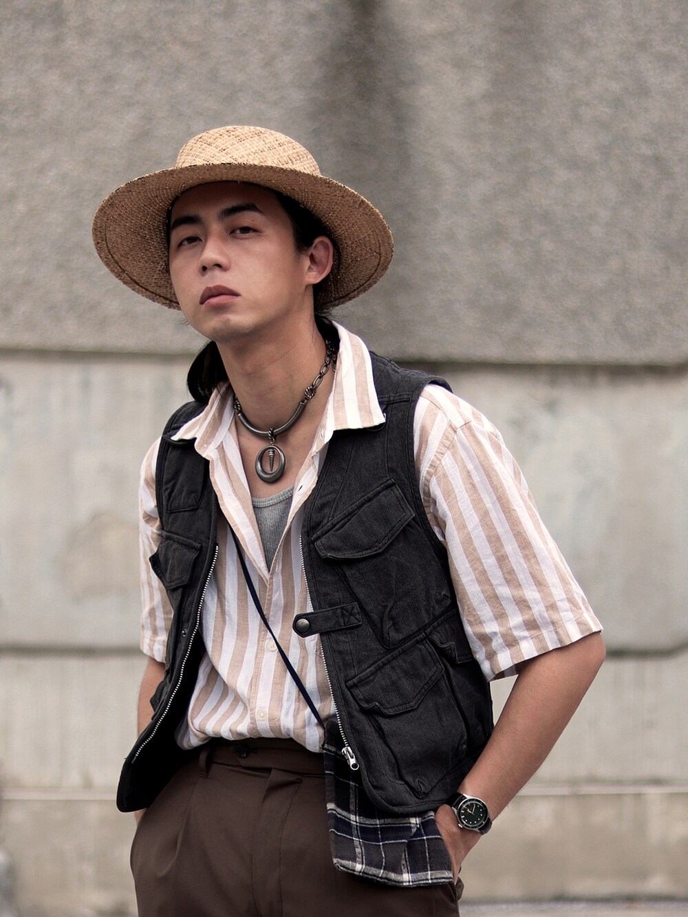 ブラウン系のスラックス、ベージュ系のキャップを着用したメンズの秋コーディネートの3枚目の写真