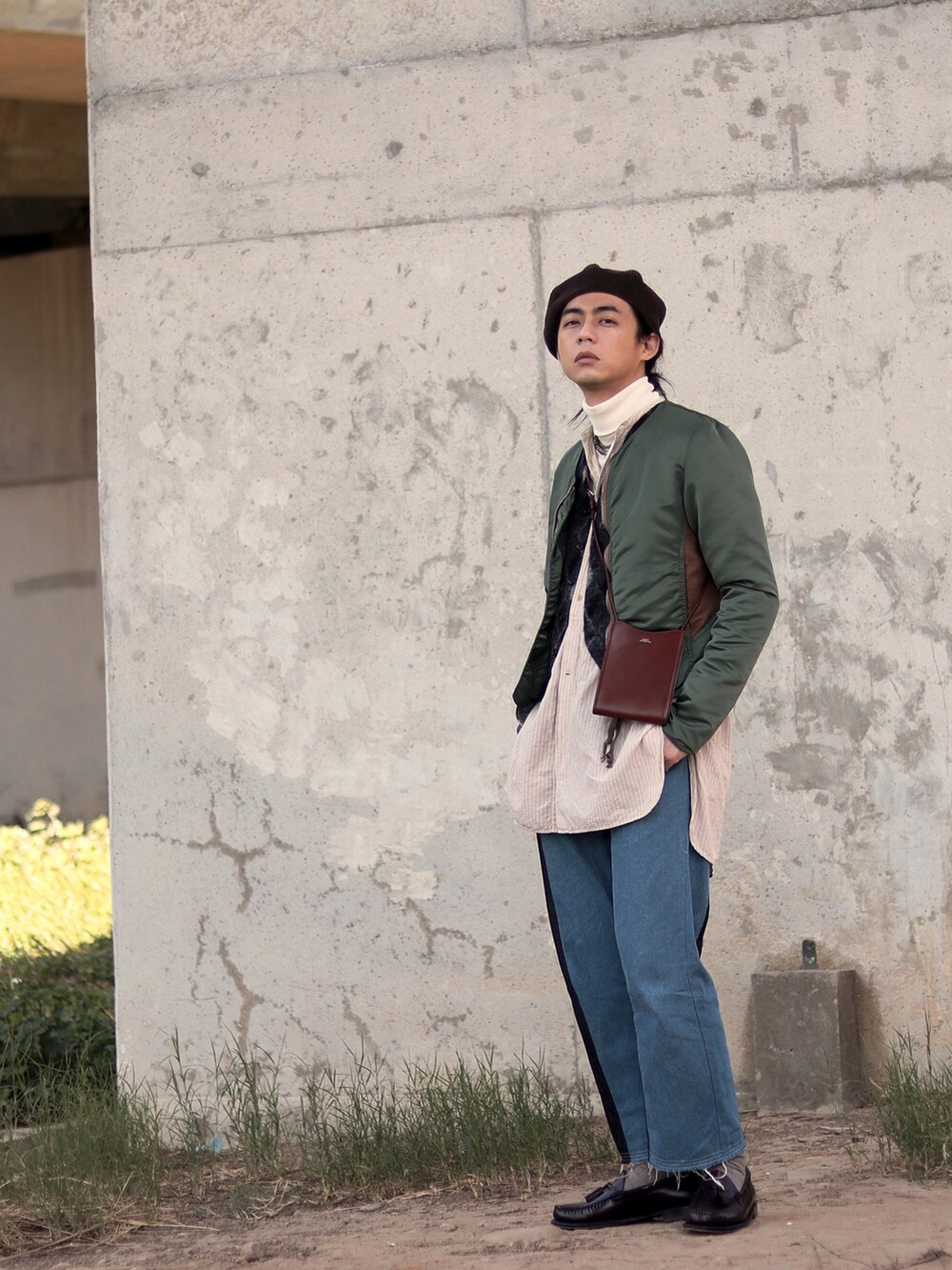 ブルー系のデニムパンツを着用したメンズの春コーディネートの3枚目の写真