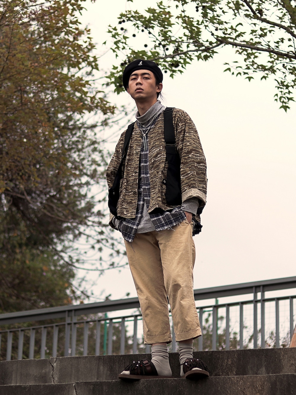 ブラック系のハンチング/ベレー帽を着用したメンズの春コーディネートの4枚目の写真