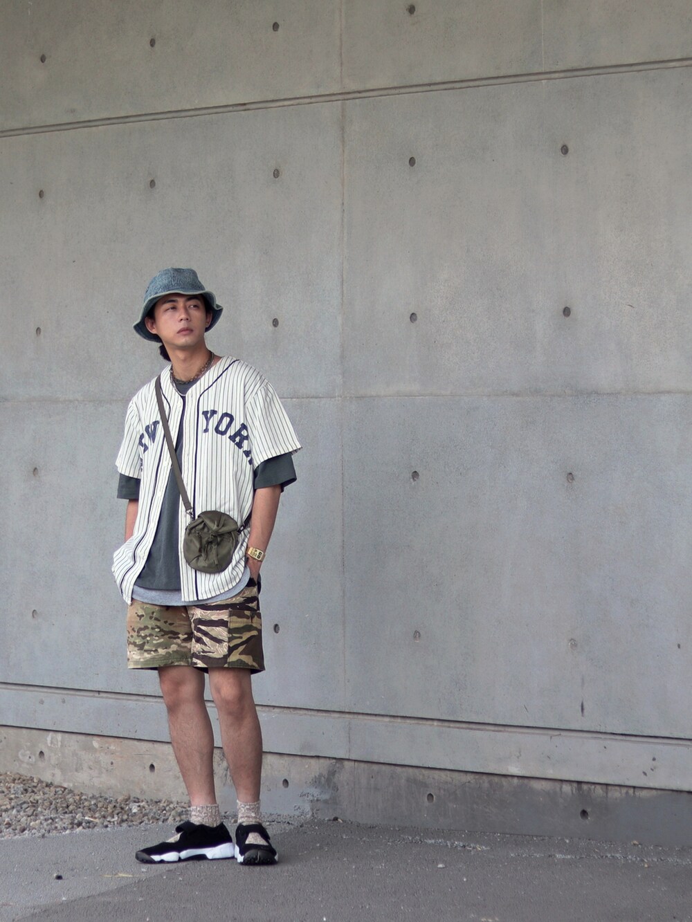 ブラック系のシューズを着用したメンズの秋コーディネートの4枚目の写真