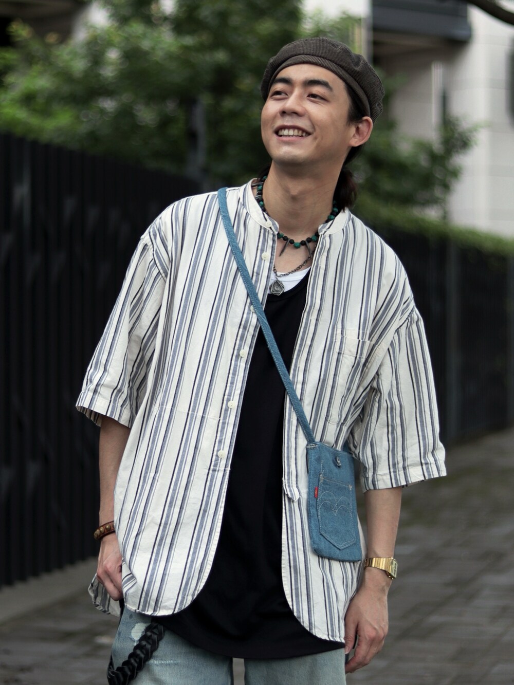 ブラック系のサンダルを着用したメンズの夏コーディネートの2枚目の写真