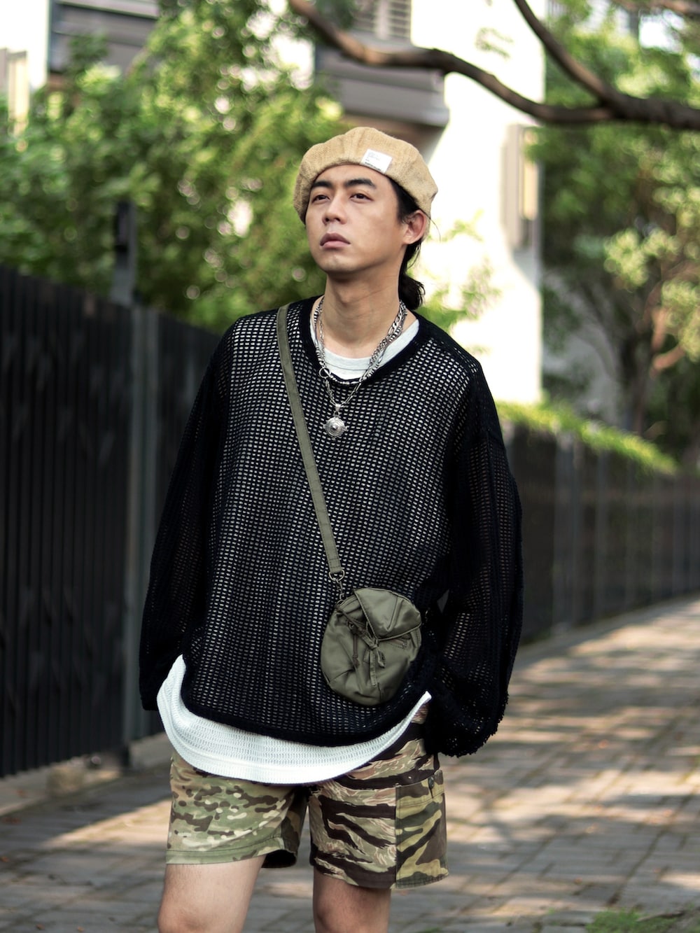 ブラック系のTシャツ/カットソーを着用したメンズの夏コーディネートの2枚目の写真