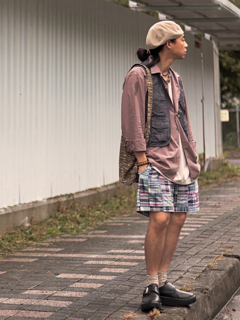 ブラック系のシューズを着用したメンズの夏コーディネートの2枚目の写真