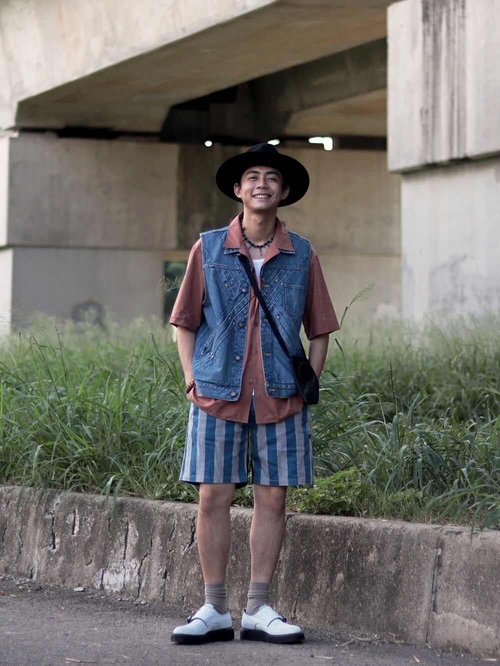 ブラック系のハットを着用したメンズの秋コーディネートの5枚目の写真