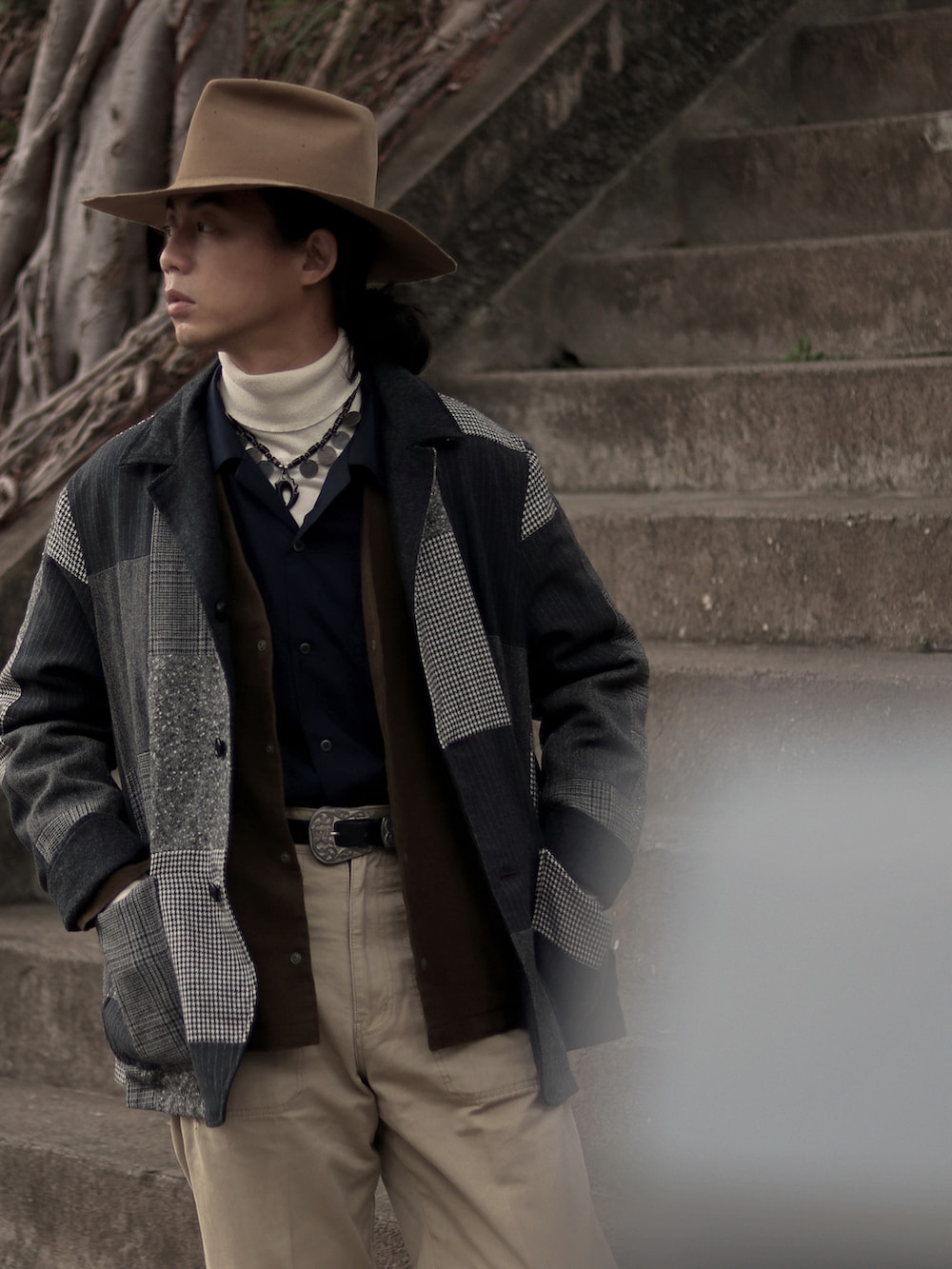 グレー系のジャケット/アウターを着用したメンズの春コーディネートの2枚目の写真