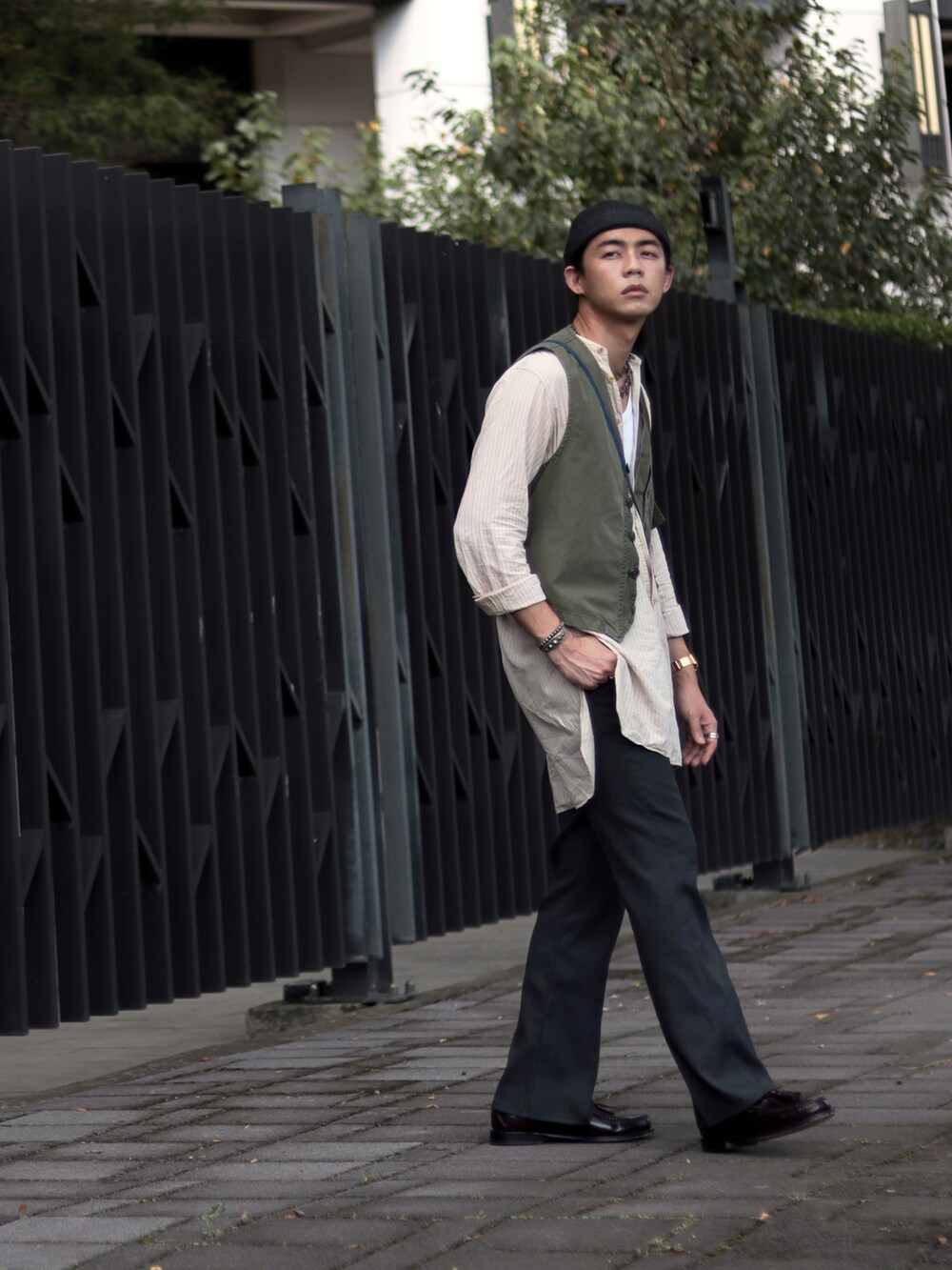 グレー系のスラックスを着用したメンズの秋コーディネートの5枚目の写真