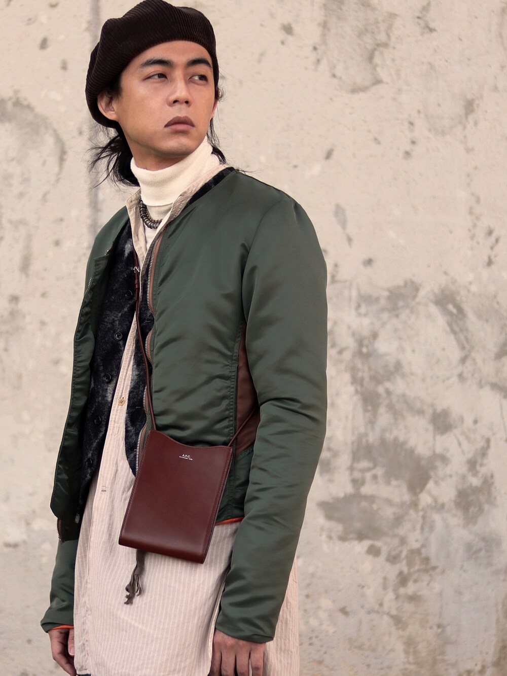 ブルー系のデニムパンツを着用したメンズの春コーディネートの4枚目の写真