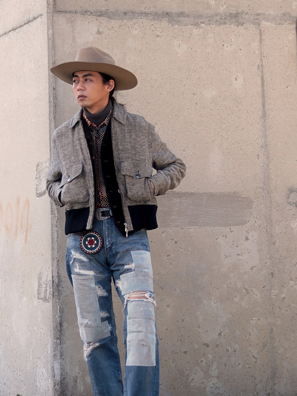 ベージュ系のハットを着用したメンズの春コーディネートの2枚目の写真