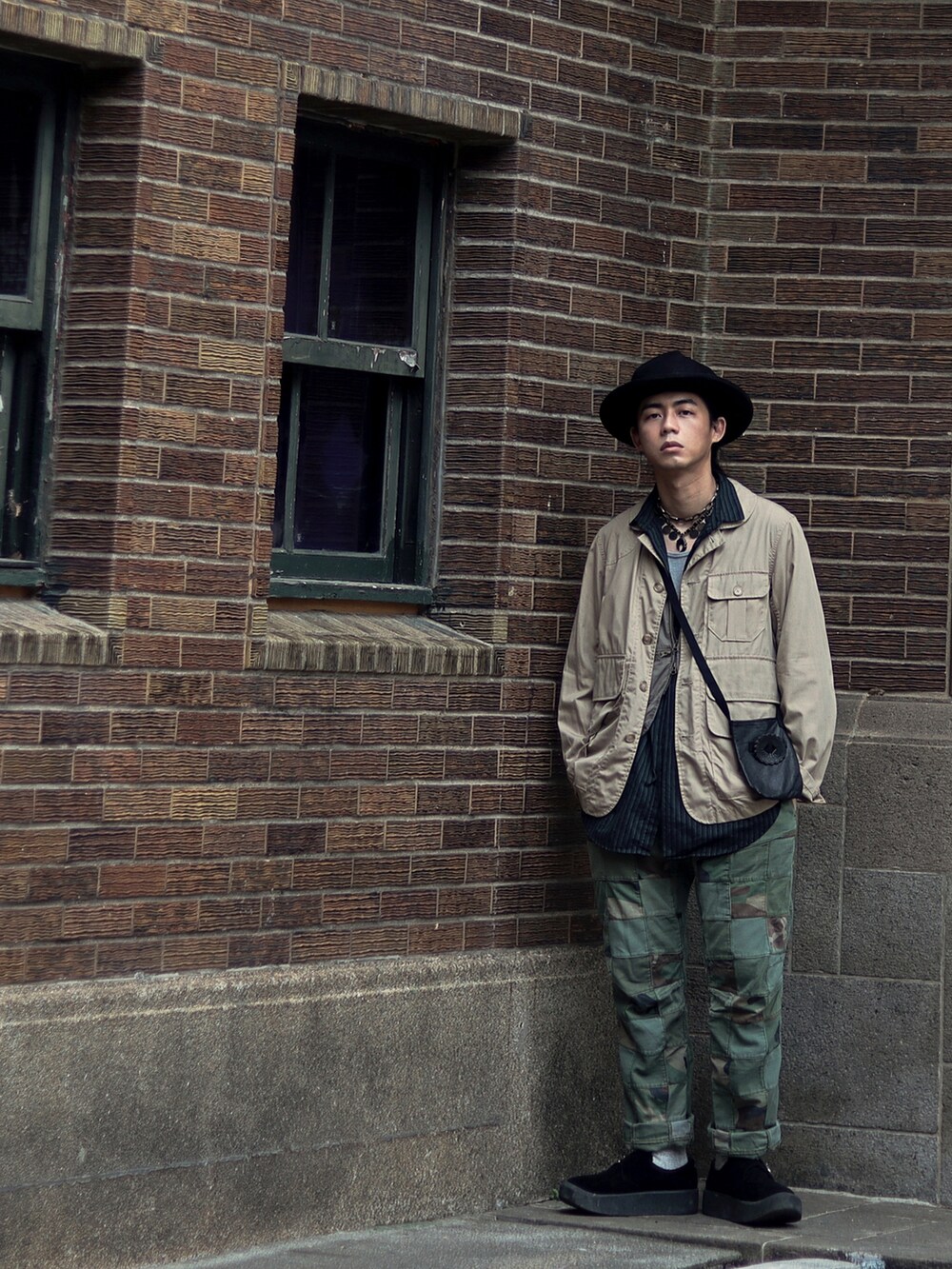 ベージュ系のテーラードジャケットを着用したメンズの春コーディネートの3枚目の写真