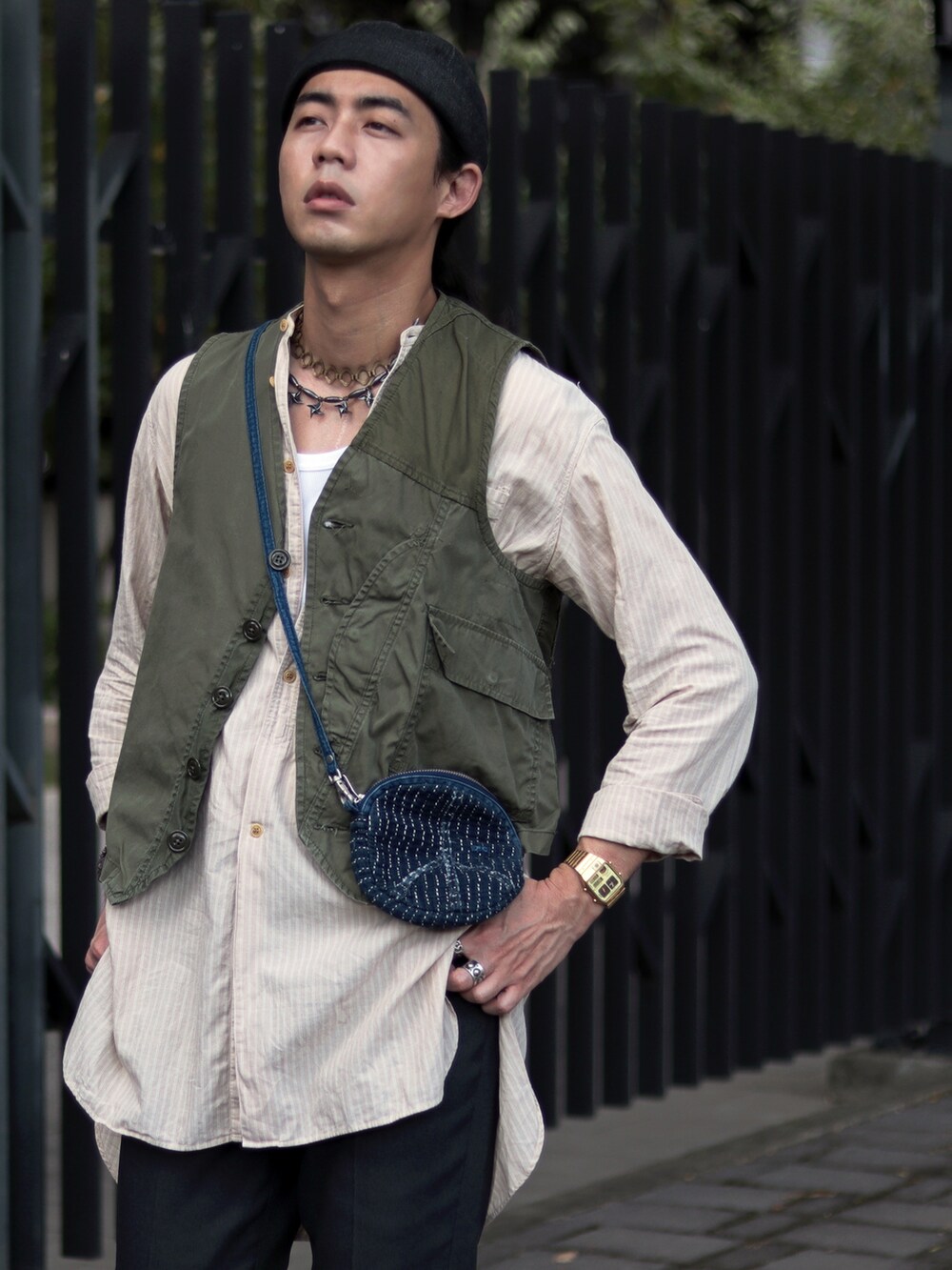 グレー系のスラックスを着用したメンズの秋コーディネートの2枚目の写真