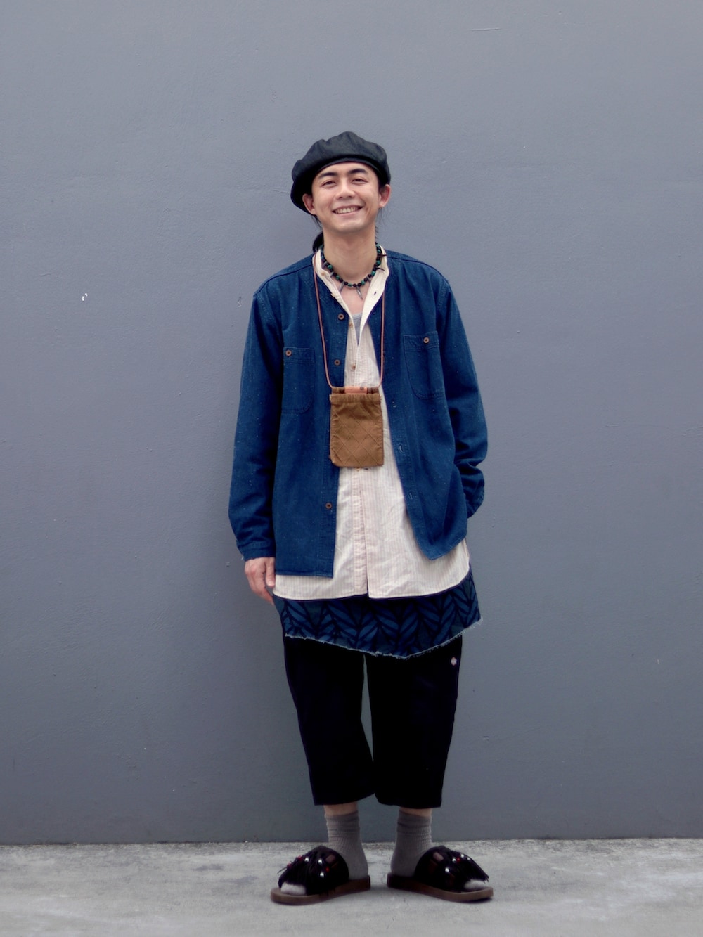 ブラウン系のサンダルを着用したメンズの春コーディネートの5枚目の写真