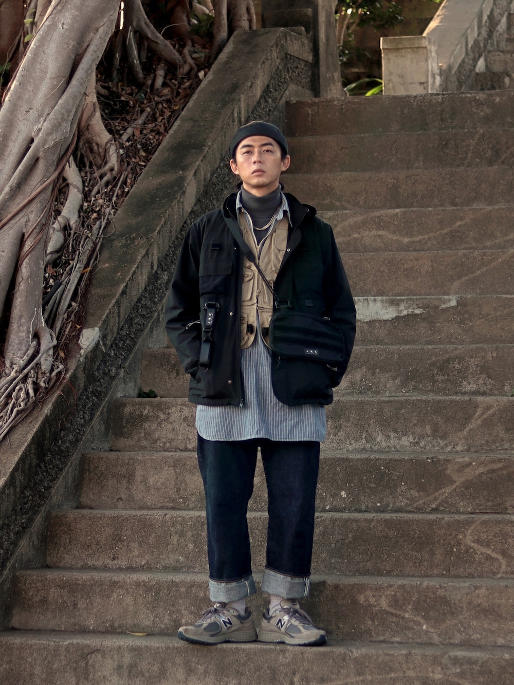 グレー系のスニーカーを着用したメンズの秋コーディネートの4枚目の写真