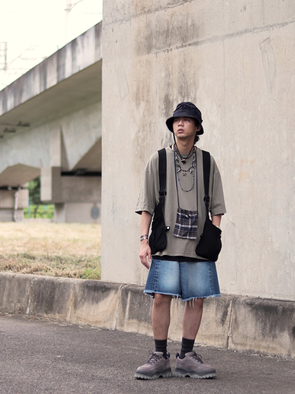 グレー系のシューズを着用したメンズの秋コーディネートの5枚目の写真