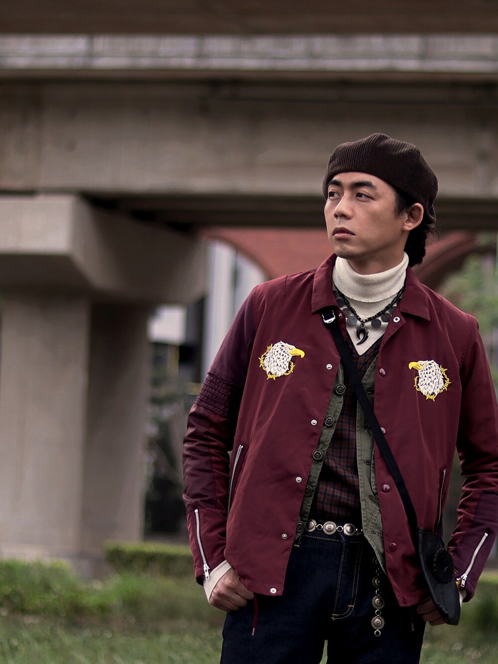 ブルー系のデニムパンツを着用したメンズの夏コーディネートの2枚目の写真