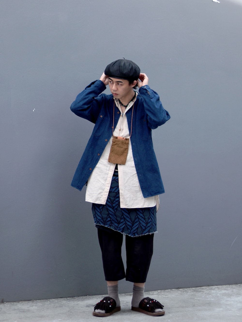 ブラウン系のサンダルを着用したメンズの春コーディネートの3枚目の写真