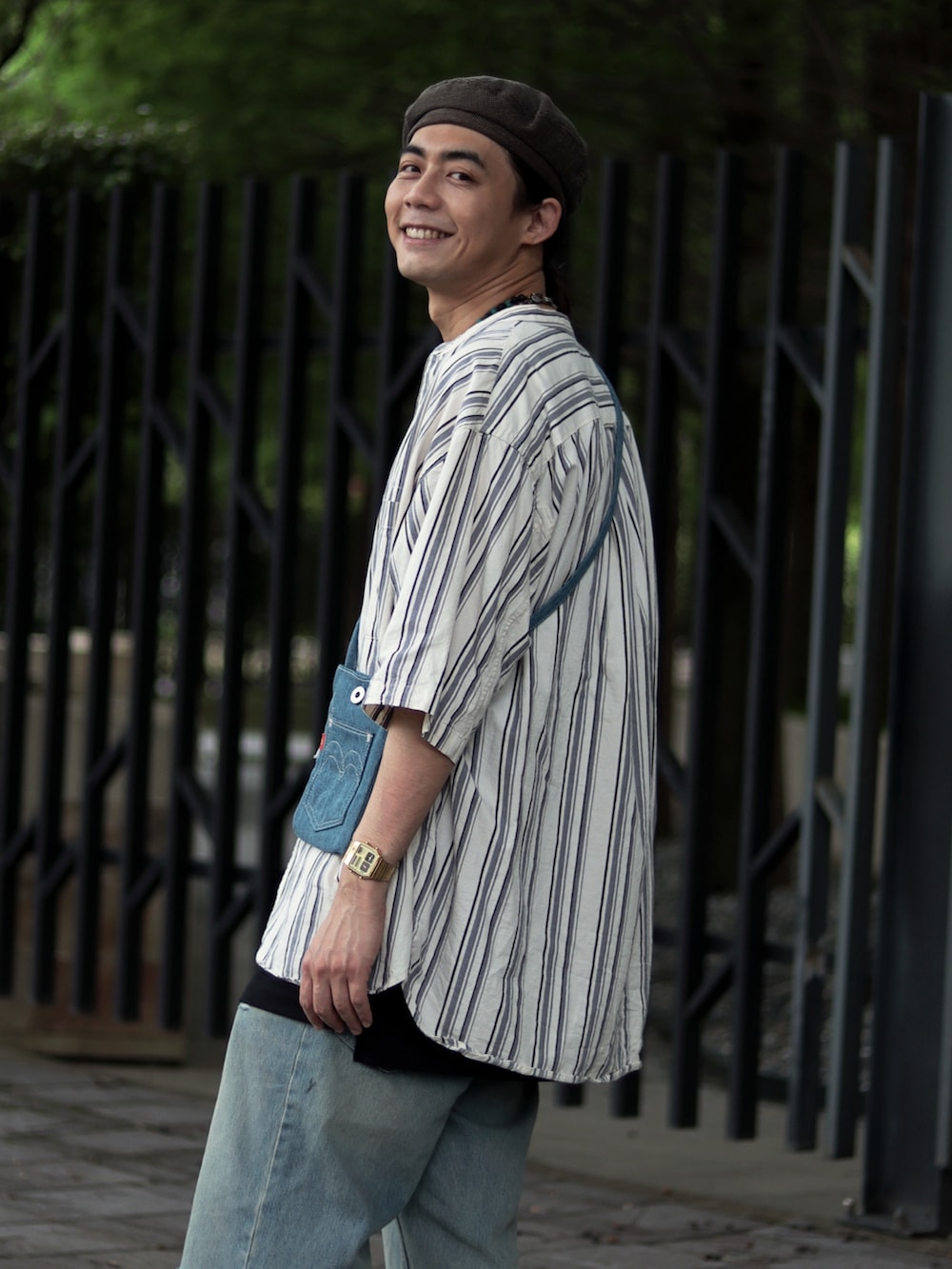 ブラック系のサンダルを着用したメンズの夏コーディネートの4枚目の写真