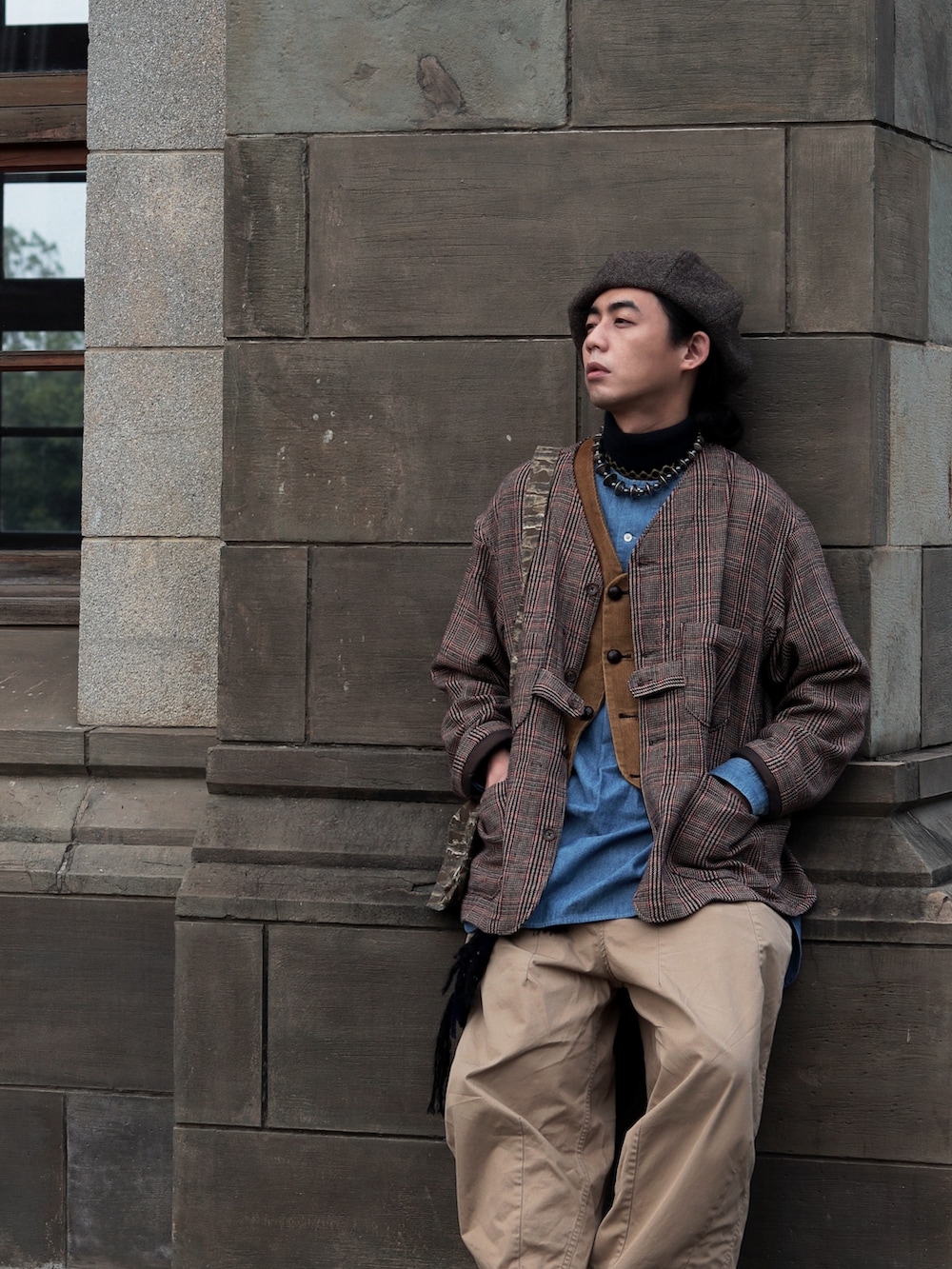 ブラウン系のジャケット/アウターを着用したメンズの冬コーディネートの2枚目の写真