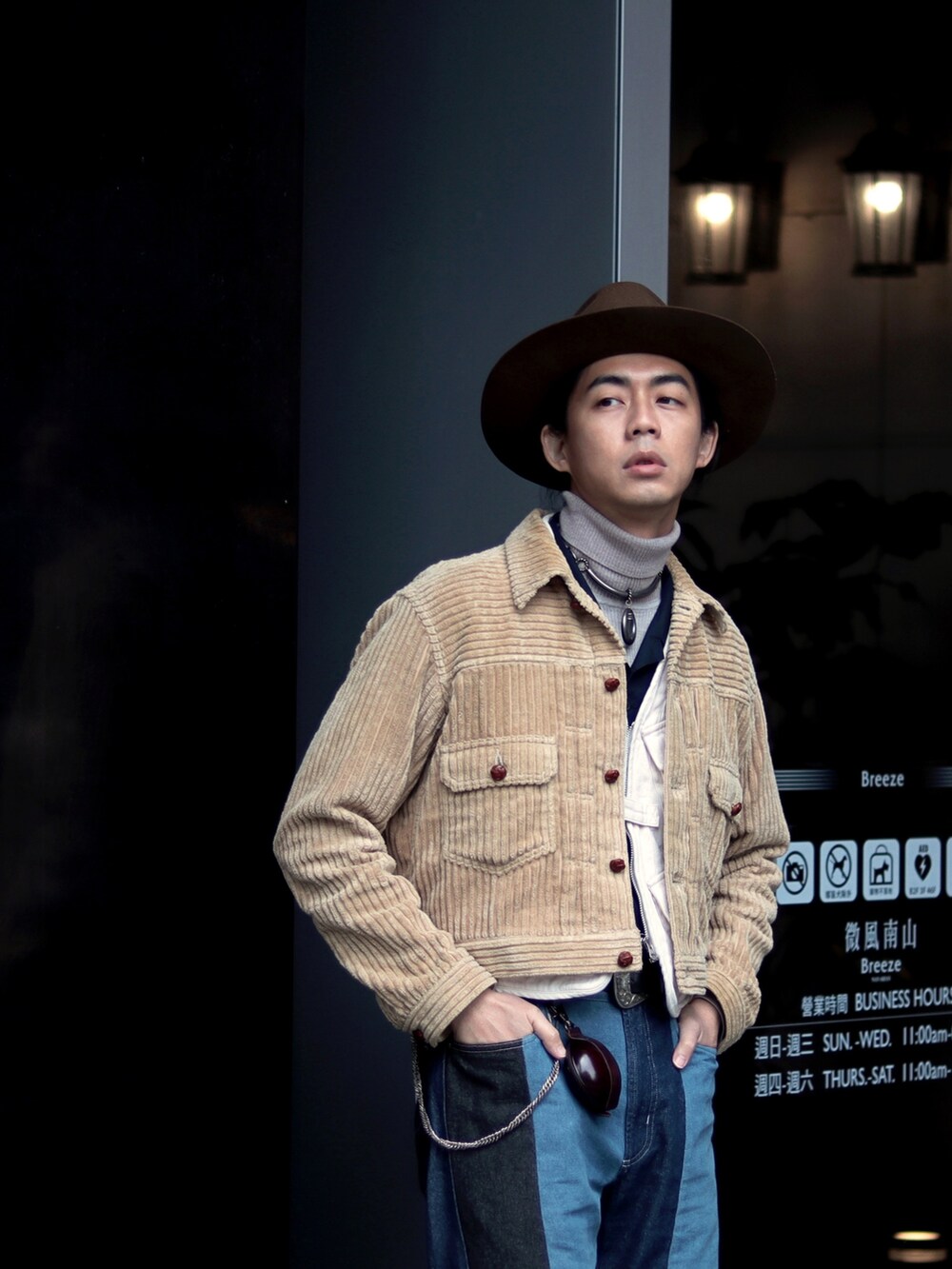 ブルー系のデニムパンツを着用したメンズの冬コーディネートの2枚目の写真