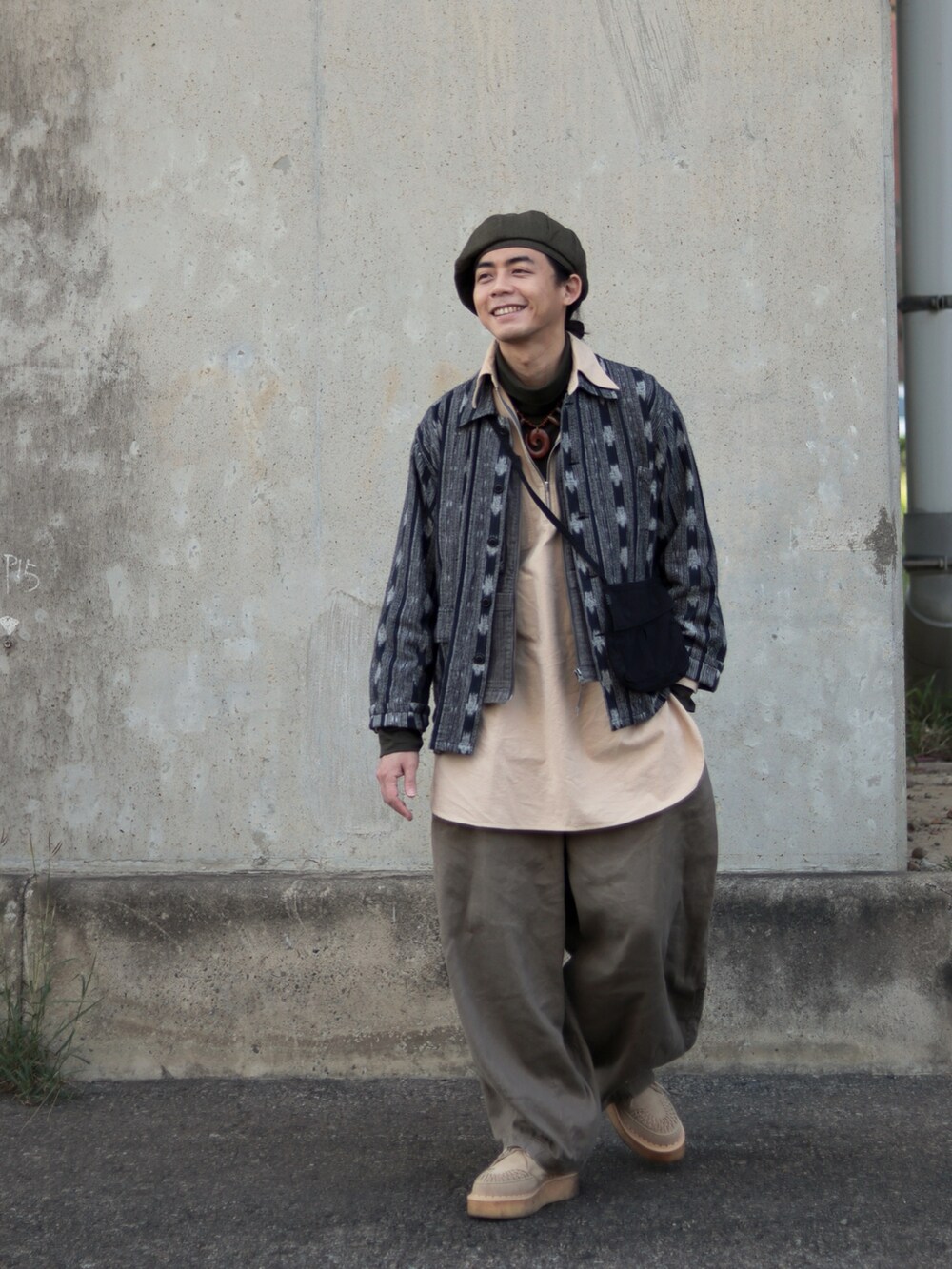 グレー系のジャケット/アウターを着用したメンズの春コーディネートの3枚目の写真