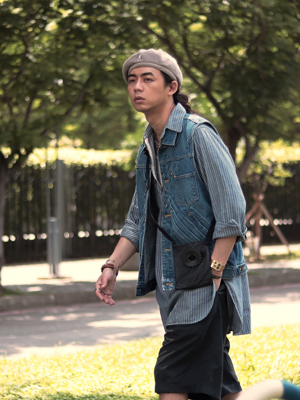 グレー系のハンチング/ベレー帽を着用したメンズの夏コーディネートの2枚目の写真