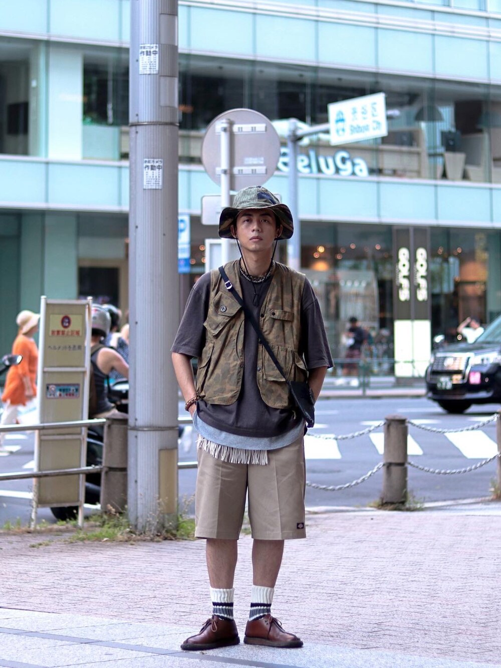 ブラウン系のベストを着用したメンズの秋コーディネートの3枚目の写真