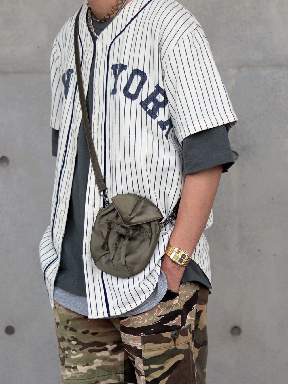 ブラック系のシューズを着用したメンズの秋コーディネートの3枚目の写真