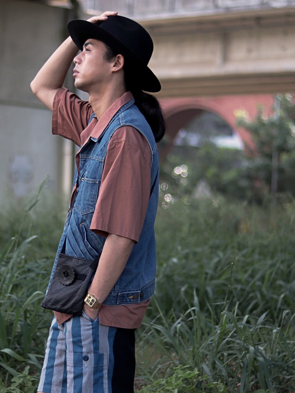 ブラック系のハットを着用したメンズの秋コーディネートの4枚目の写真