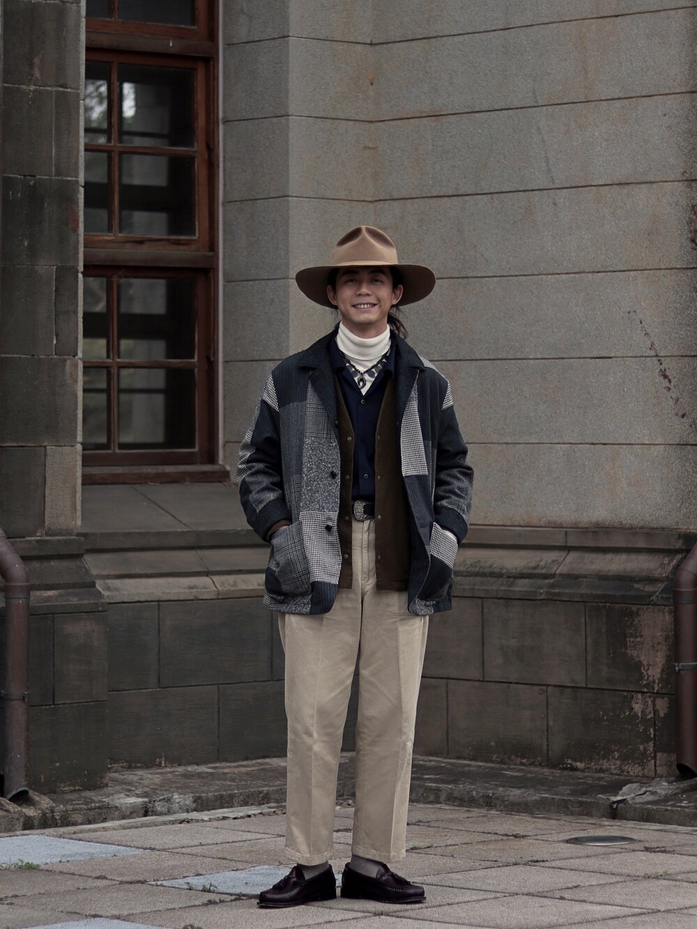 グレー系のジャケット/アウターを着用したメンズの春コーディネートの3枚目の写真