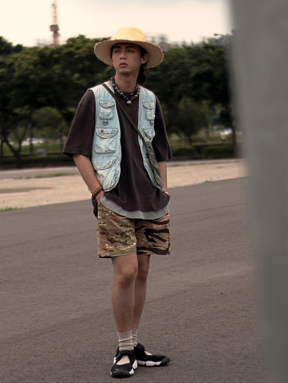 ベージュ系のハットを着用したメンズの夏コーディネートの4枚目の写真