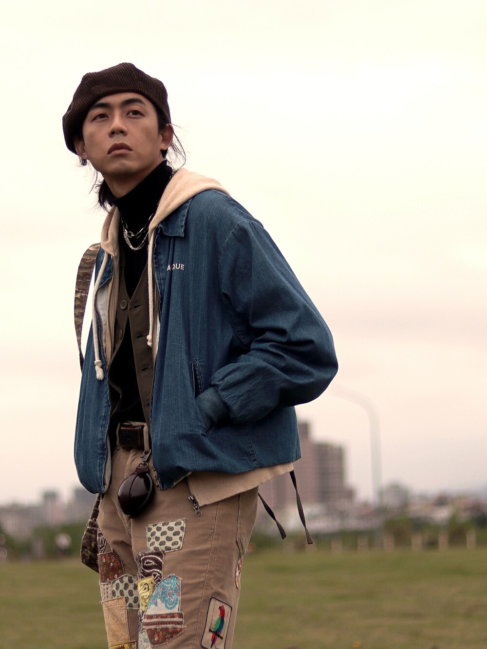 ブラウン系のハンチング/ベレー帽を着用したメンズの春コーディネートの3枚目の写真