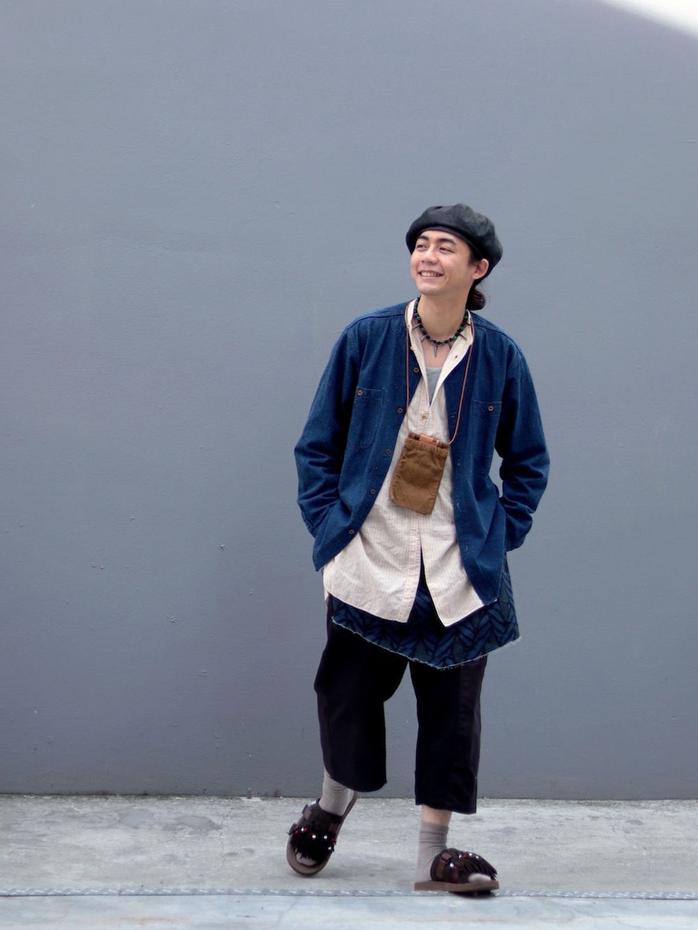 ブラウン系のサンダルを着用したメンズの春コーディネートの2枚目の写真