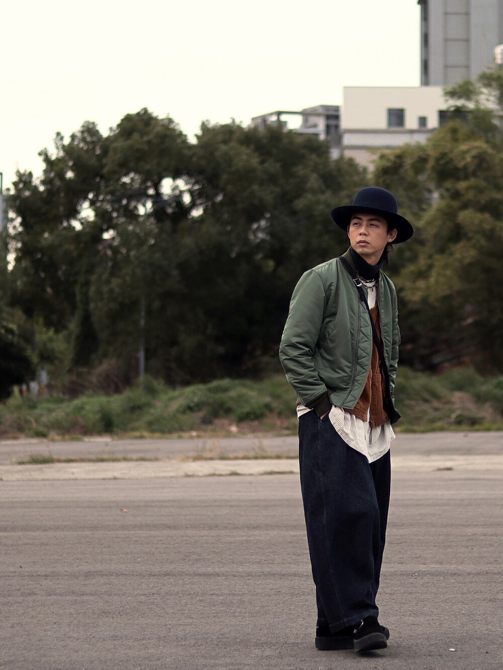 ブルー系のハットを着用したメンズの冬コーディネートの5枚目の写真