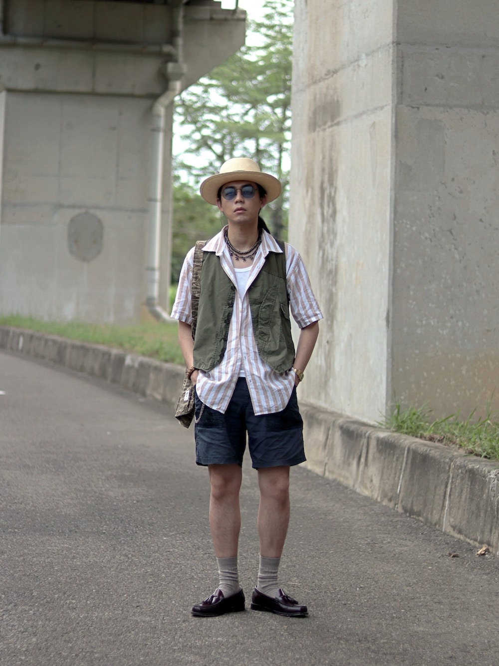 ベージュ系のハットを着用したメンズの夏コーディネートの3枚目の写真