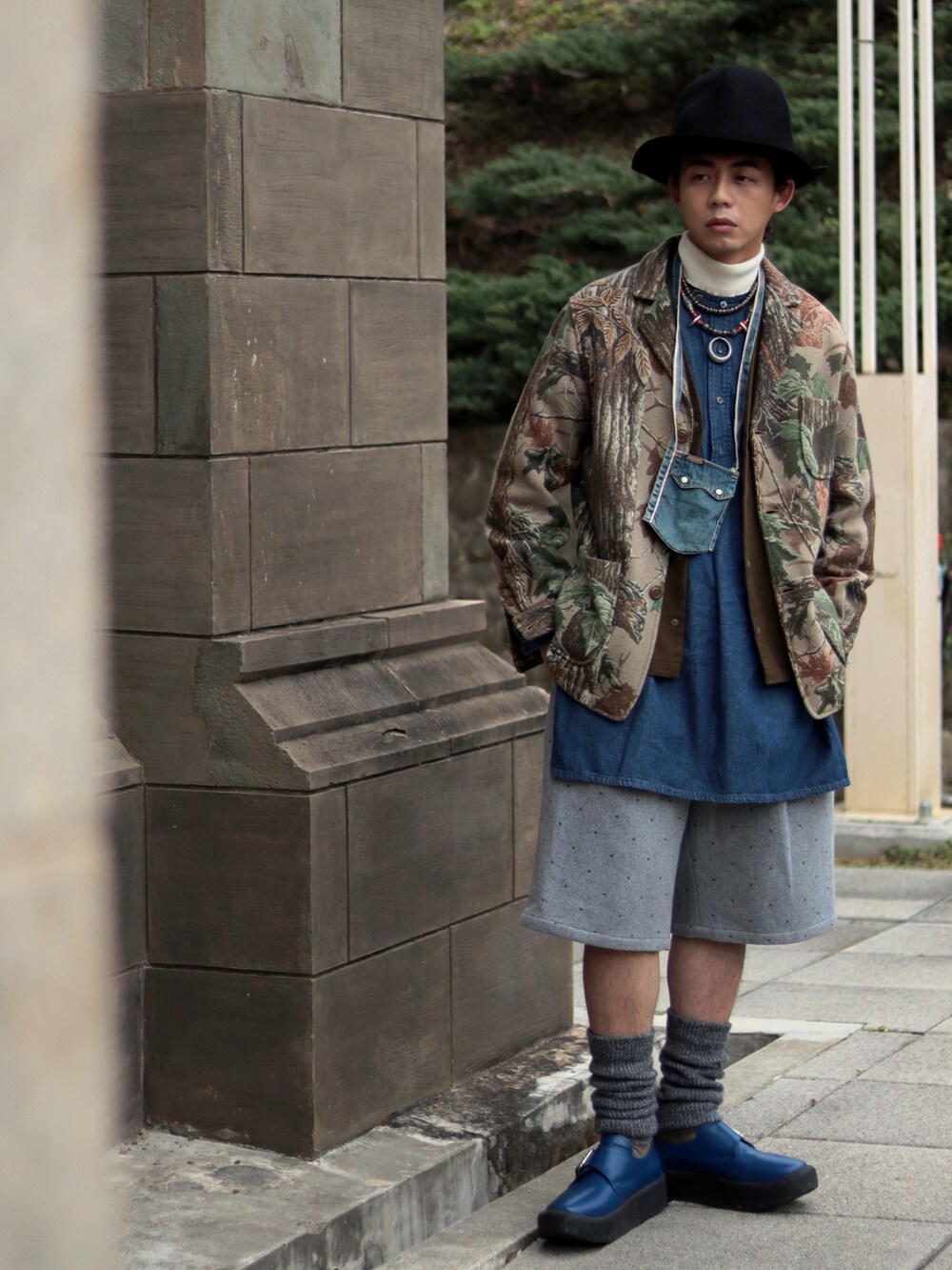 ブルー系のシャツ/ブラウスを着用したメンズの冬コーディネートの2枚目の写真