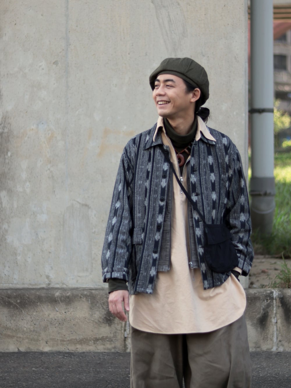 グレー系のジャケット/アウターを着用したメンズの春コーディネートの2枚目の写真