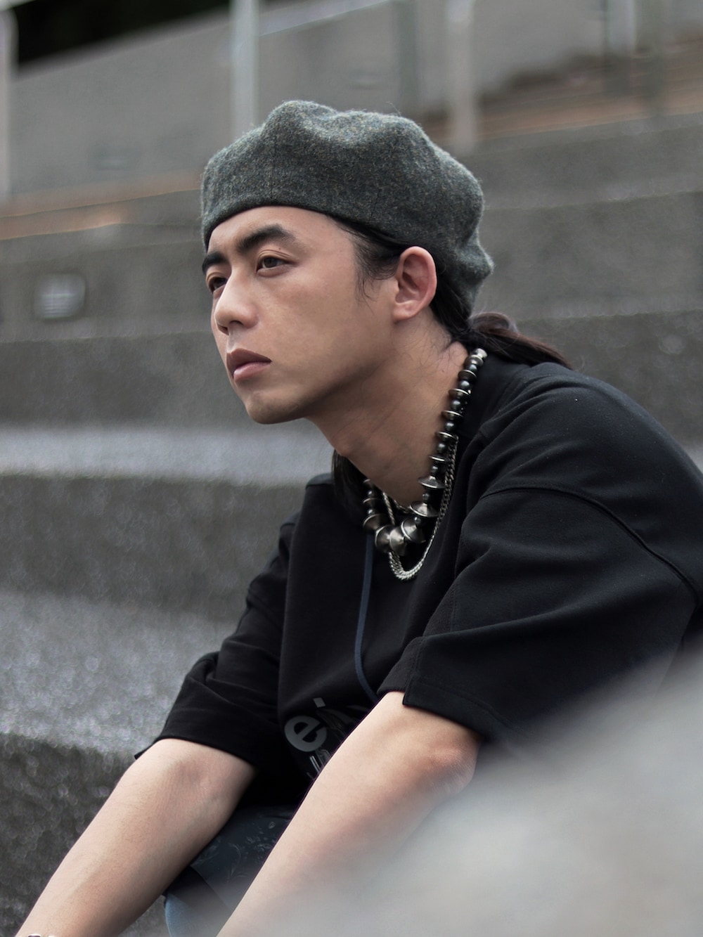 ブラック系のTシャツ/カットソー、ブラック系のカーゴパンツ、ブルー系のシューズを着用したメンズの夏コーディネートの5枚目の写真